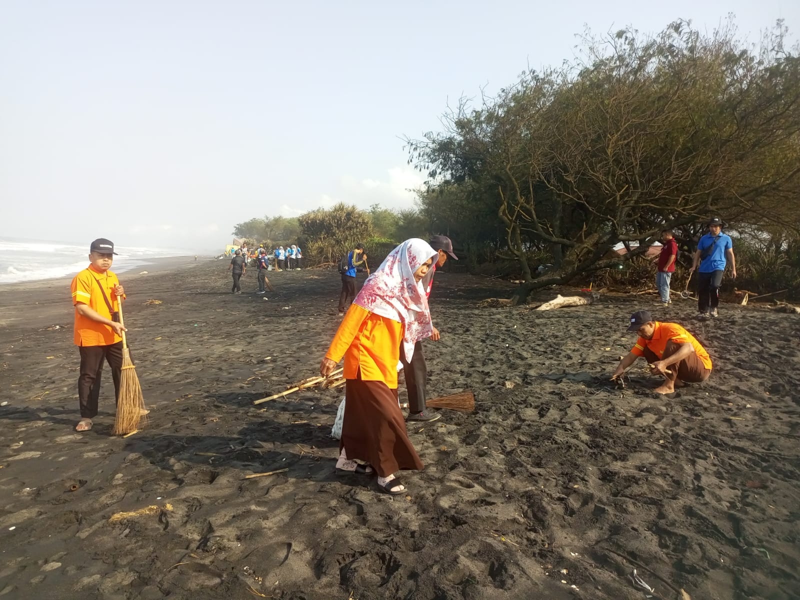 Dukung Program Ekoteologi Kulon Progo ASRI, MTsN 6 Kulon Progo Gelar Aksi Bersih Pantai Trisik